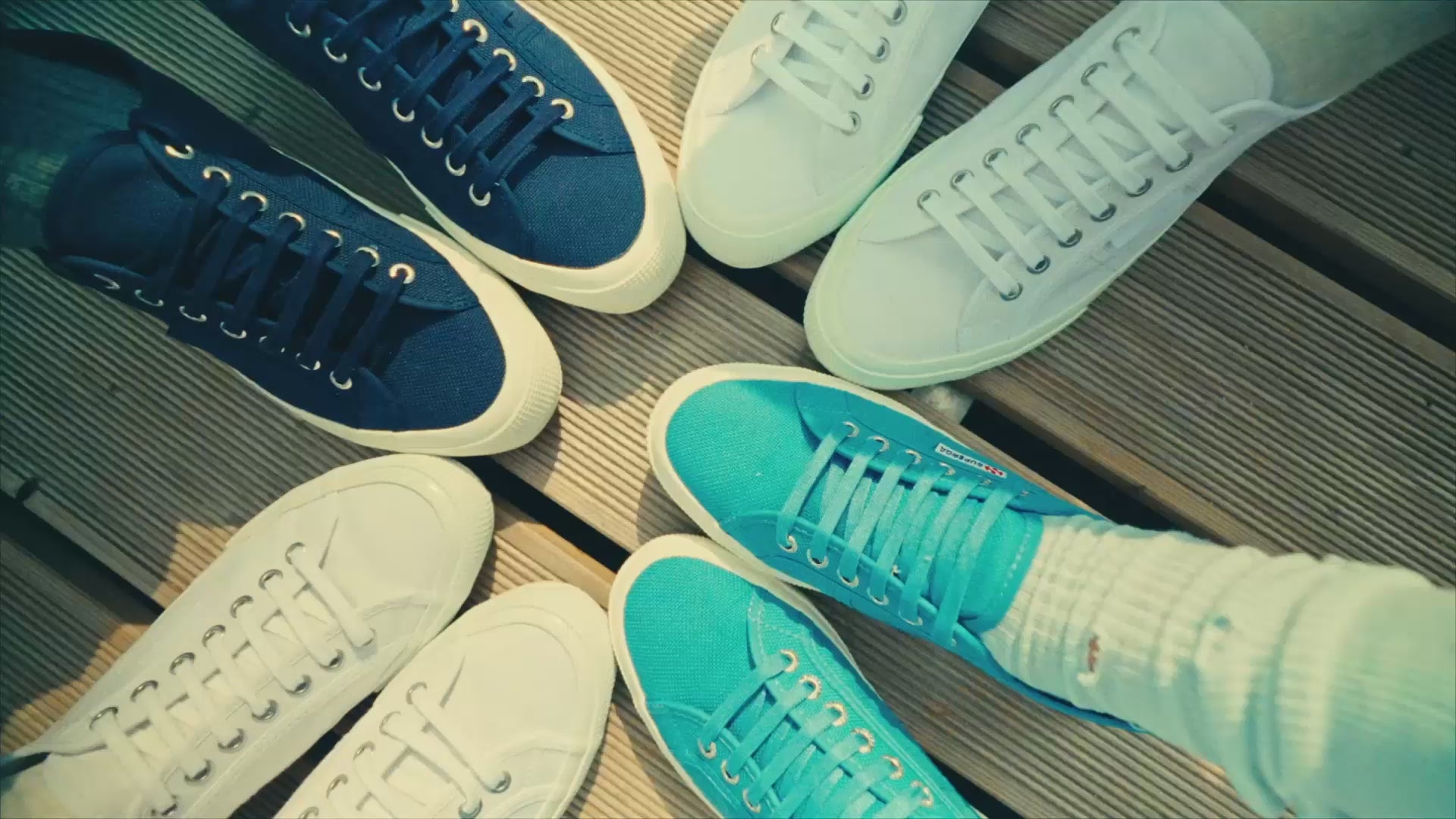 A video of the Superga 2750 Cotu Classic Sneakers